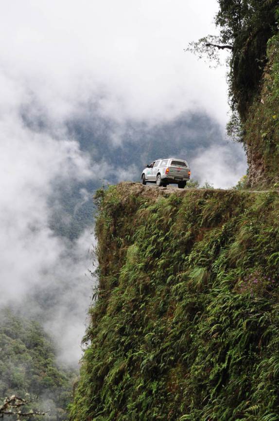 São inúmeros precipícios ao longo da Carretera de la Muerte, estrada que desce os Andes em direção à Coroico, na Bolívia
